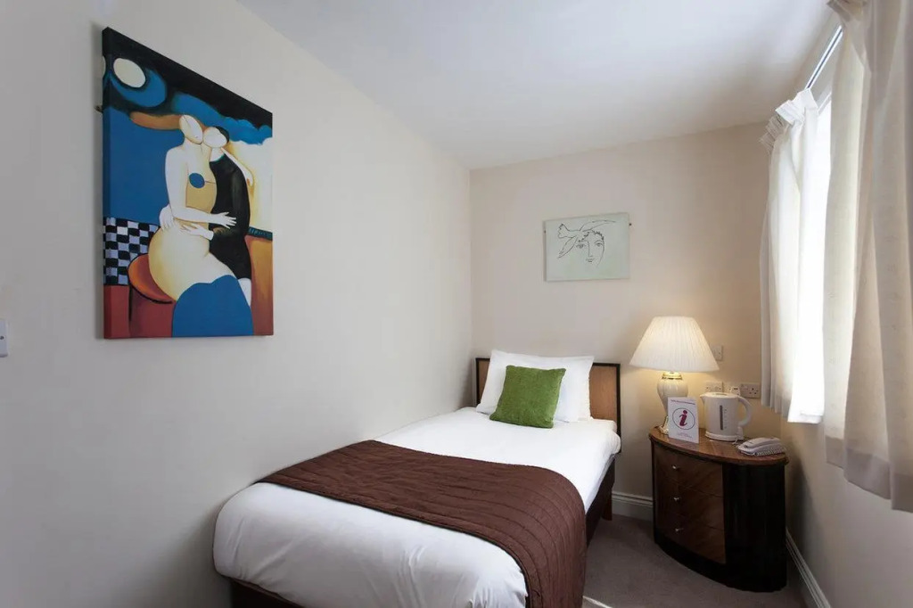 Russ Hill Hotel