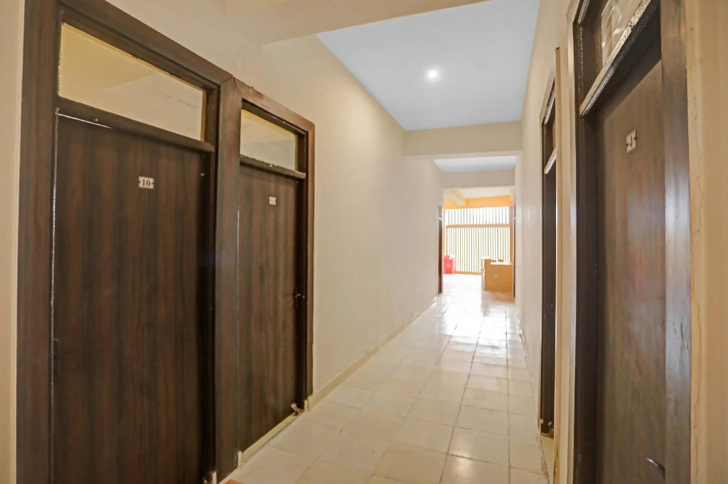 SPOT ON 82185 Noida House