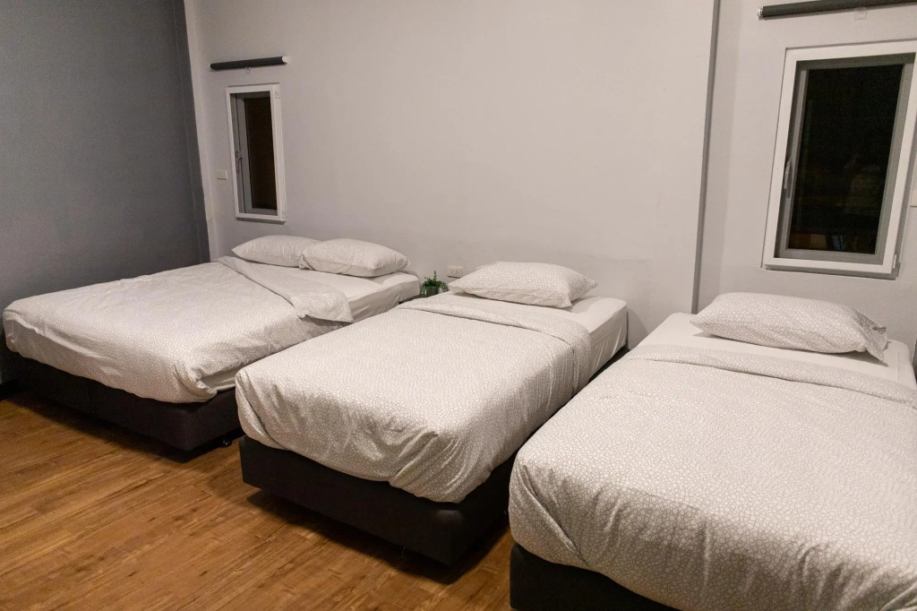 U4 Large 2 bed rooms full kitchen 200m to BTS