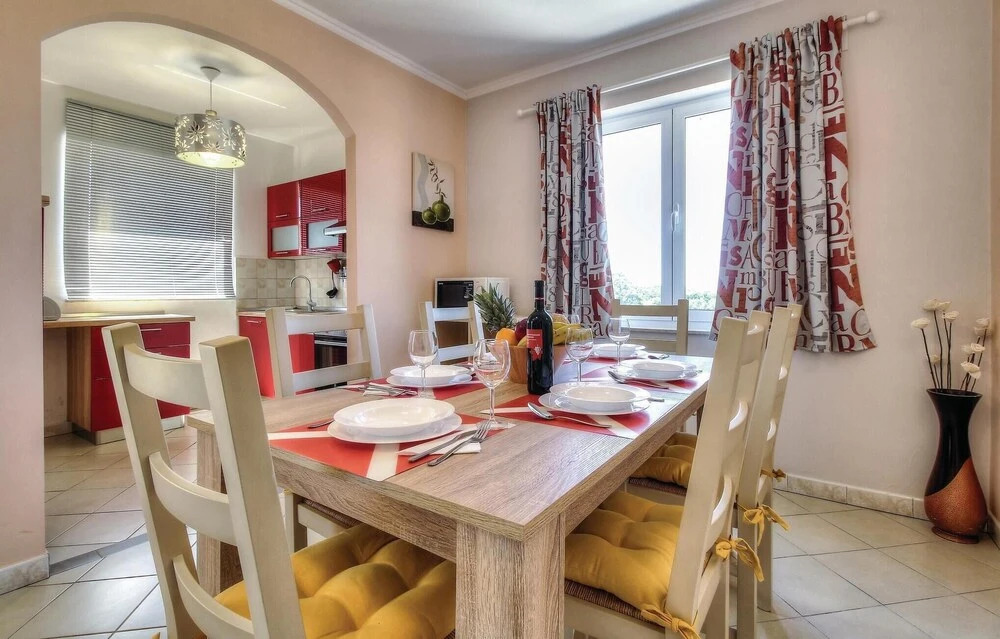 Amazing Home in Radmani With Wifi and 4 Bedrooms