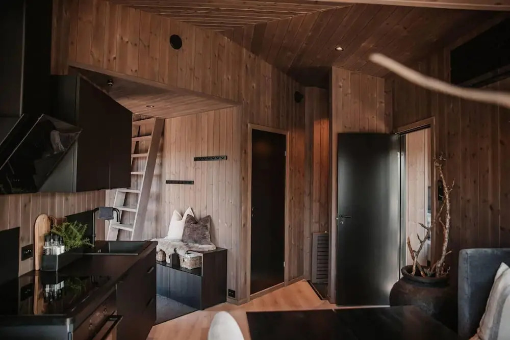 Luxurious Tree Top Cabin by the Lake