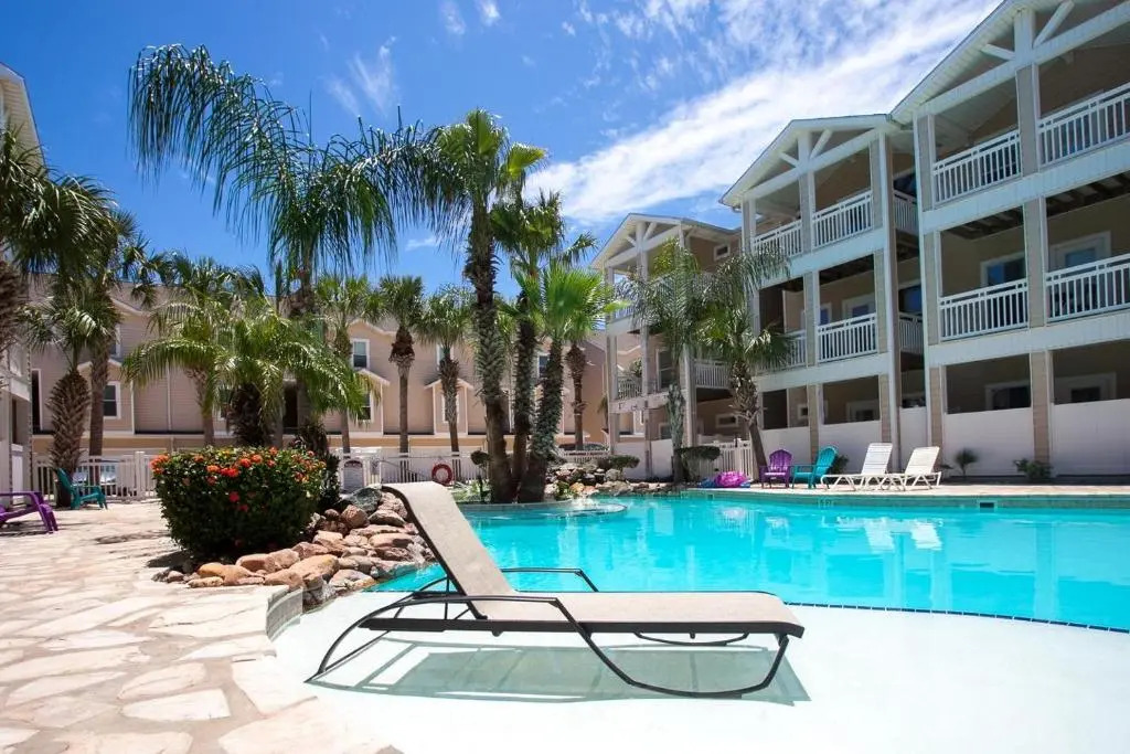 Luxurious Townhome Overlooking Tropical Pool