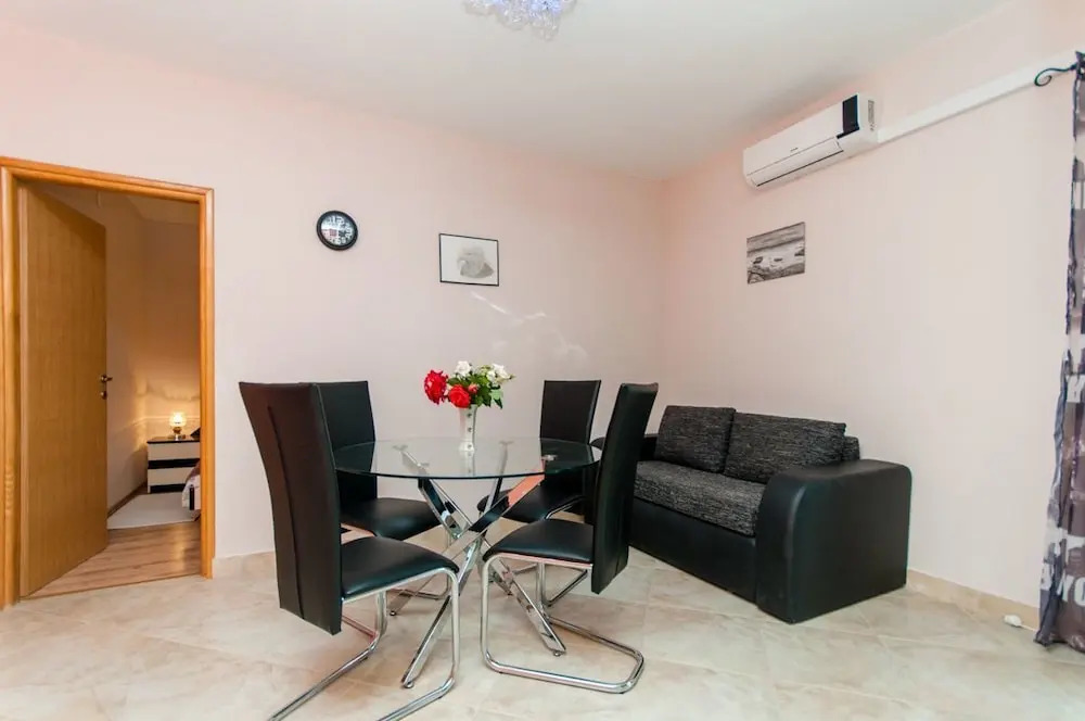 Apartments Mladen