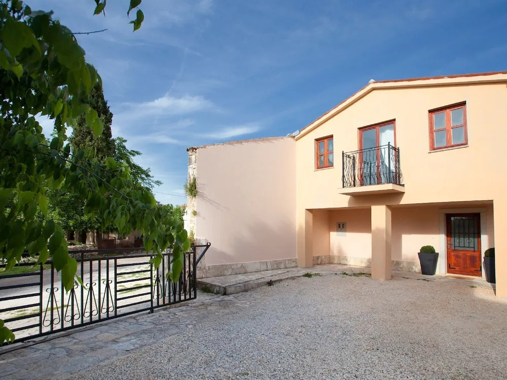 Beautiful villa for 10 persons in a quiet area with private pool, beach at 10 km
