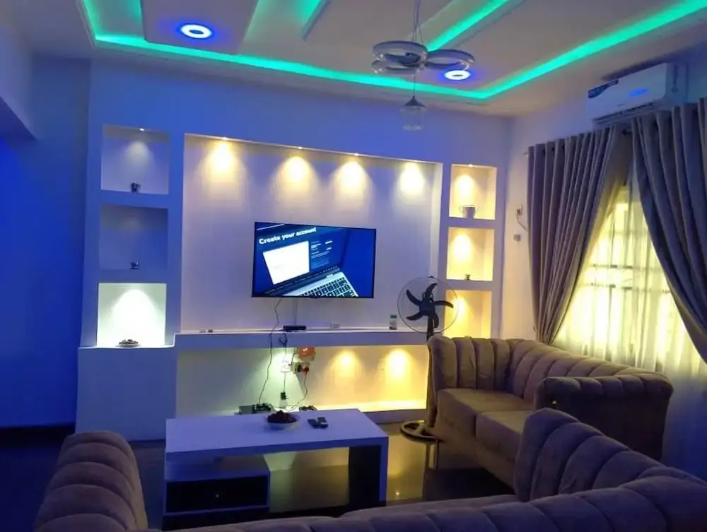 2 Bed - Sleeps 4 With Free Parking