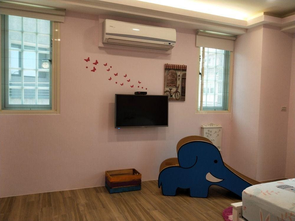 Mood Small Buildina