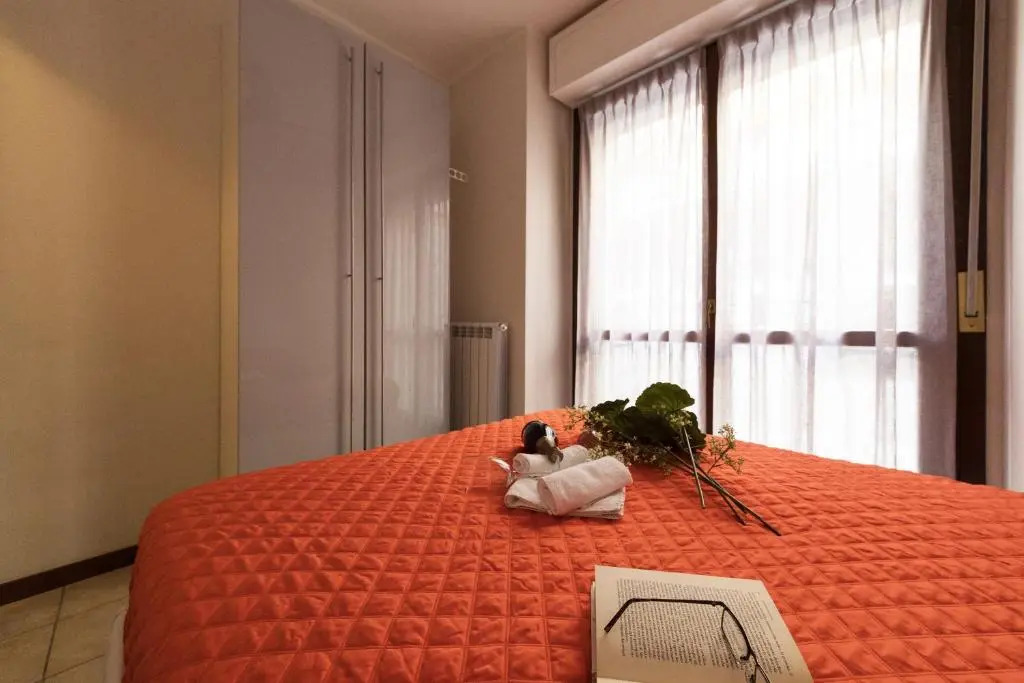 Modern Lakefront 2-Bedroom Apartment