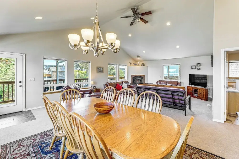 Coastal Oregon Home: Walk to Dock!