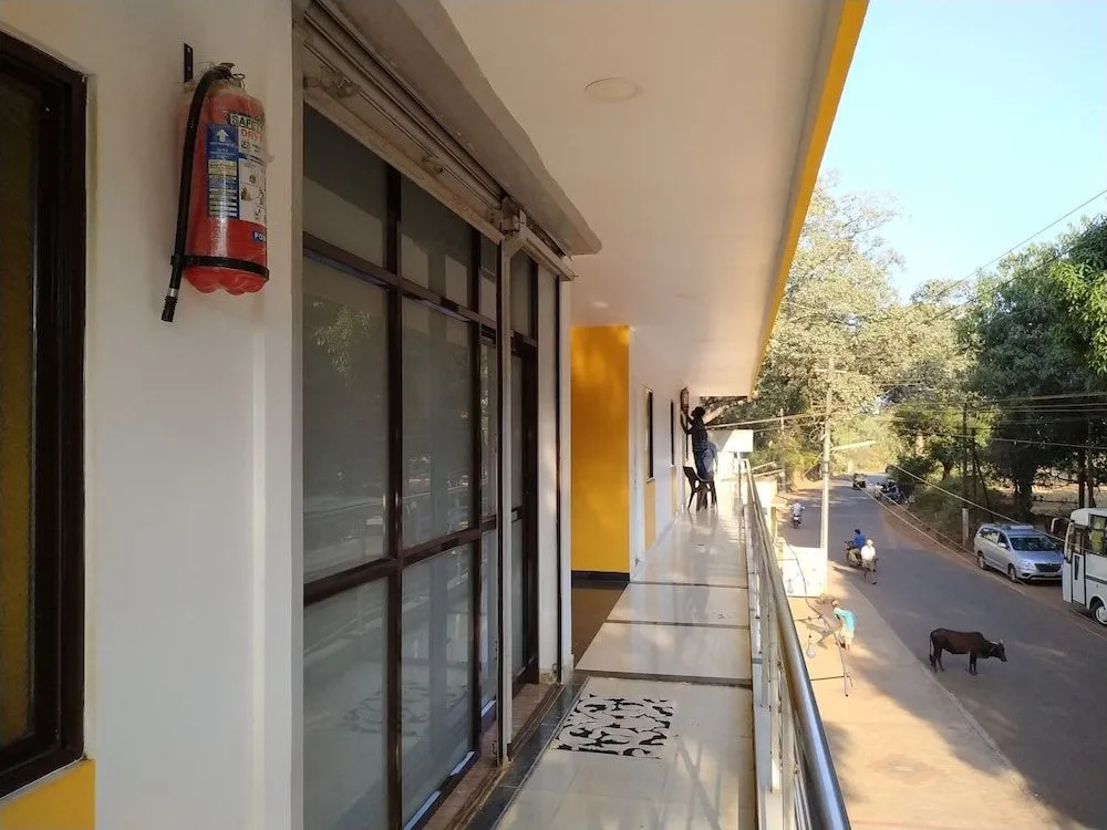 Iroomz Hotel Gananjaya - Hostel