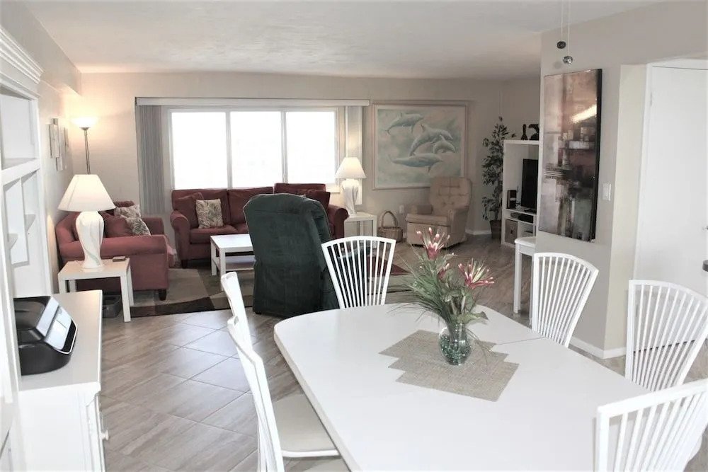 Jamaica Royale - 704 - 2 Br Condo