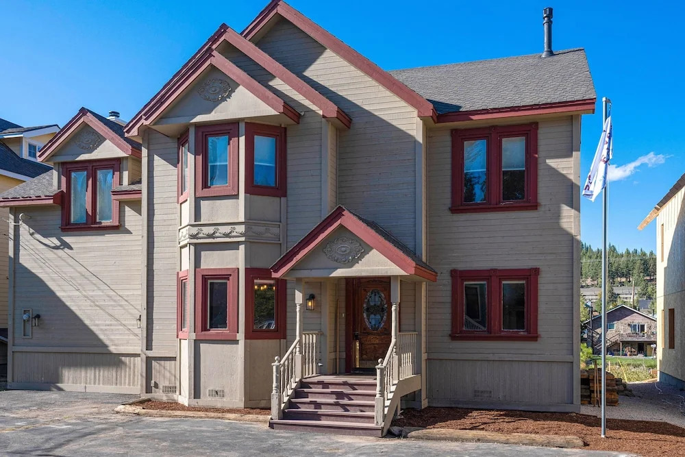 Luxe & Spacious Riverfront , Steps To Downtown 5 Bedroom Home