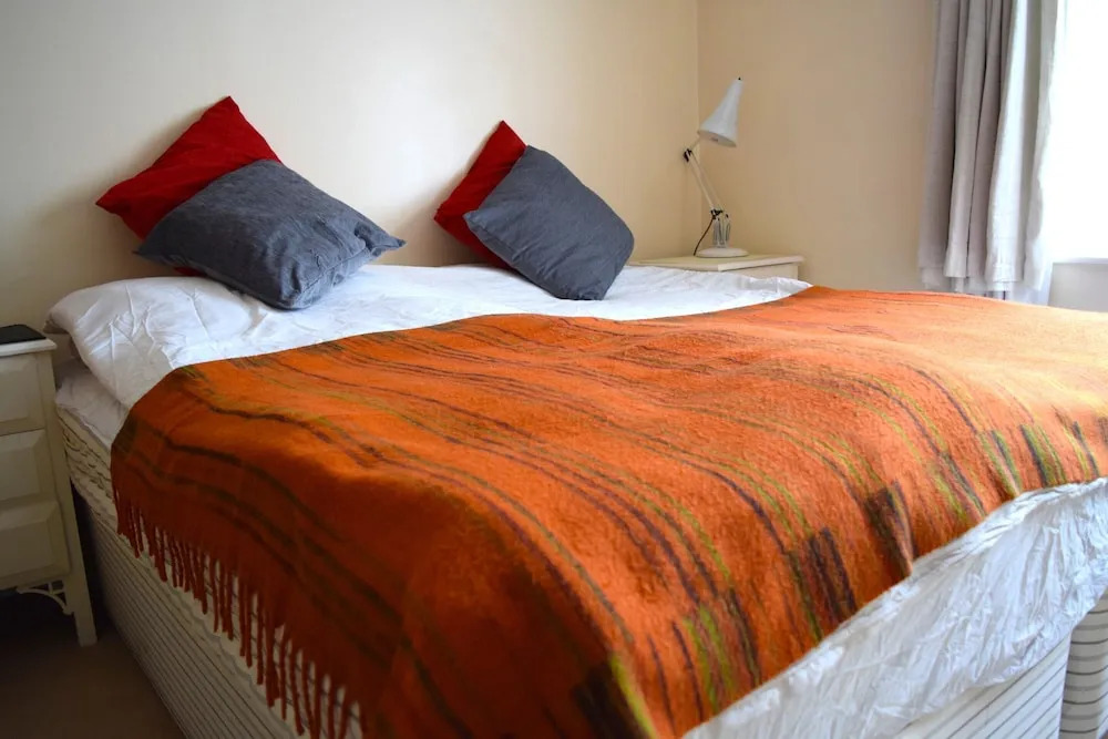 Elegant 2 Bedroom Apartment Near Hyde Park