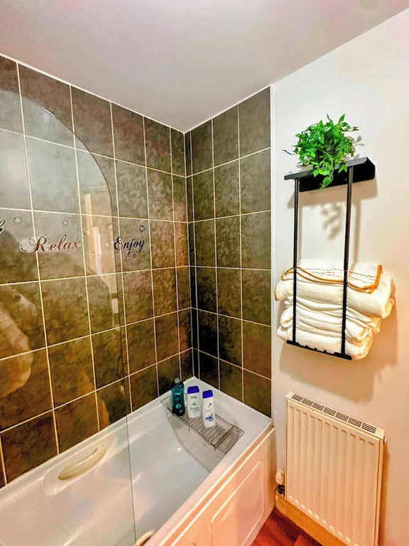 Contractor-friendly 2BR Gem Wi-fi & Free Parking