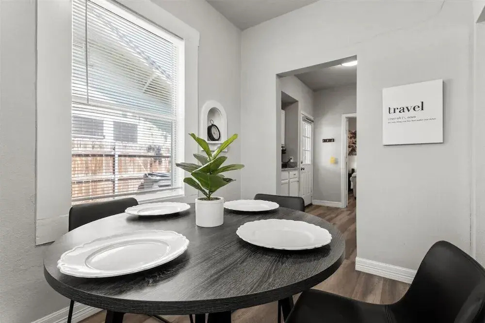 Cozy 1 Bed Home W Free Parking