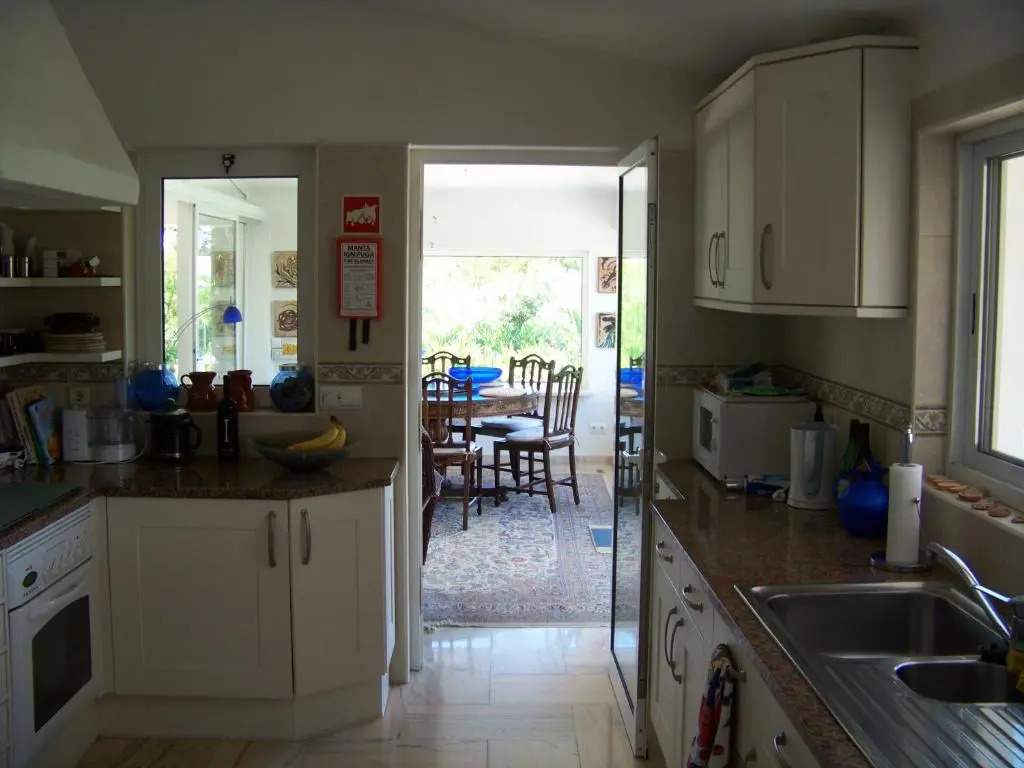 Castelo do Mar, 3 bedroom villa with private pool in large garden, 400m to beach and close to village