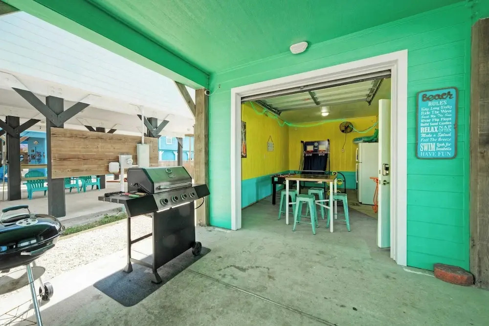 Mins to Beach + Private Pool Golf Cart Zone Game Room Sleeps 12