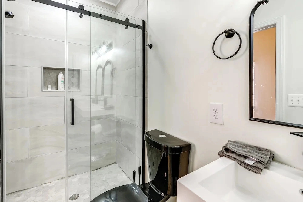 Centrally Located DC Row House Near Restaurants