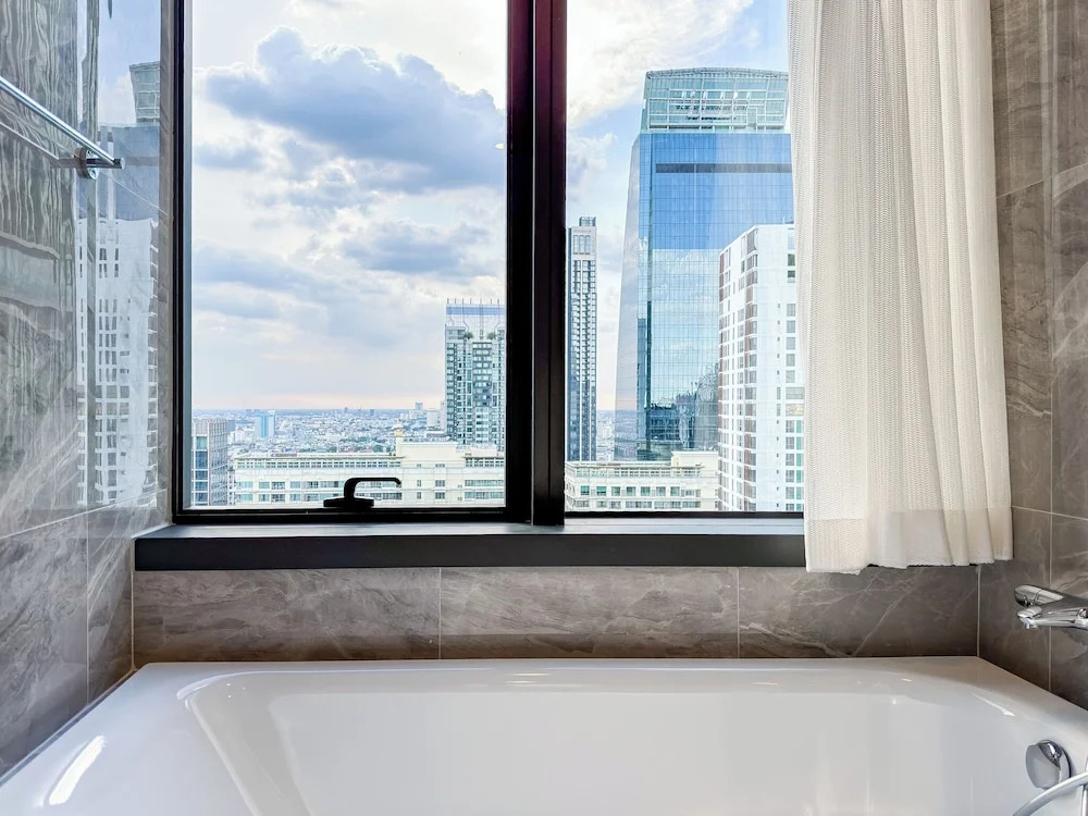 Luxury Downtown Bangkok 2BR 2BA · Sky Pool Gym · 5min Walk to Siam Paragon