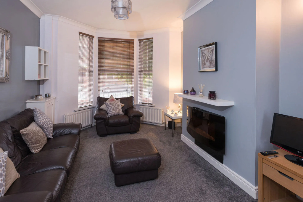 Titanic The Lady, 3 bed house-free on street parking