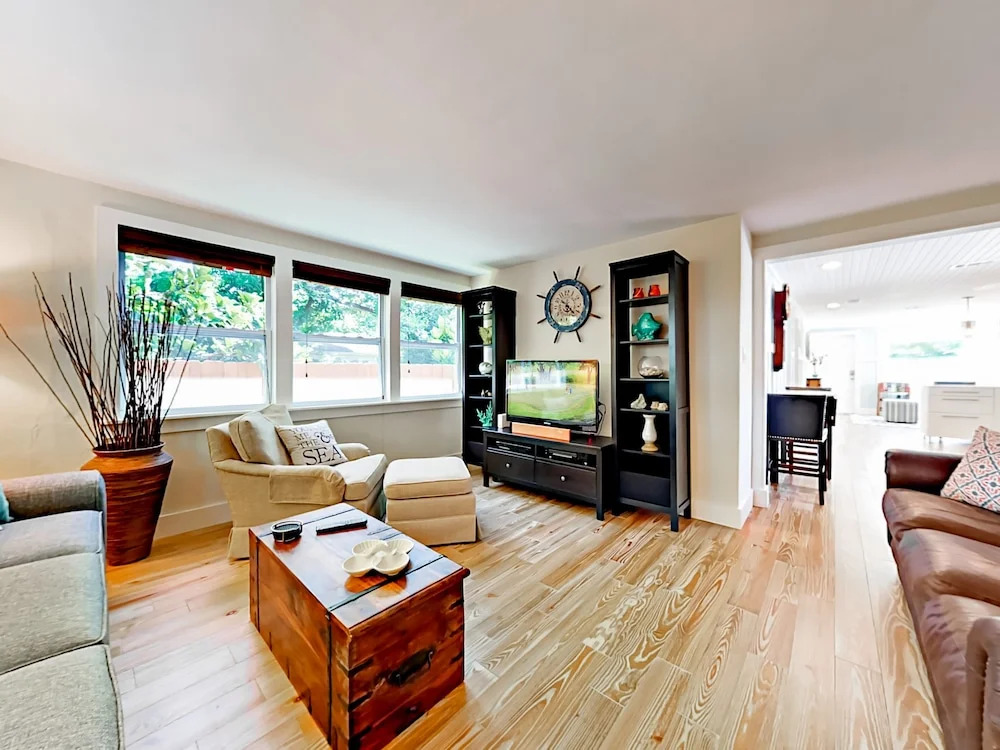 305 SE 12th Home 2 Bedrooms 1 Bathroom Home