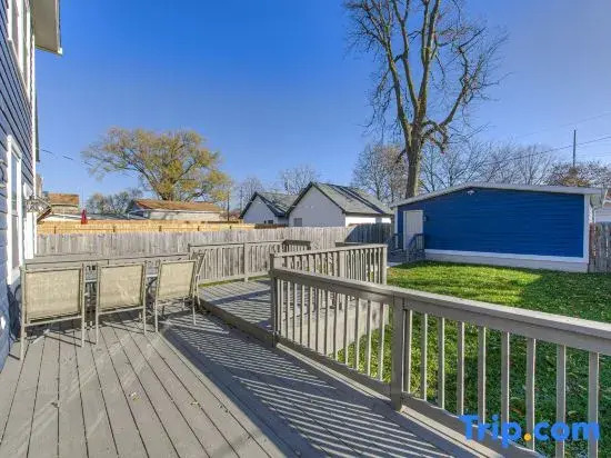 Spacious Renovated Home Near Attractions
