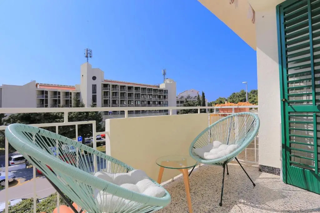 Apartments by the sea Makarska - 20587