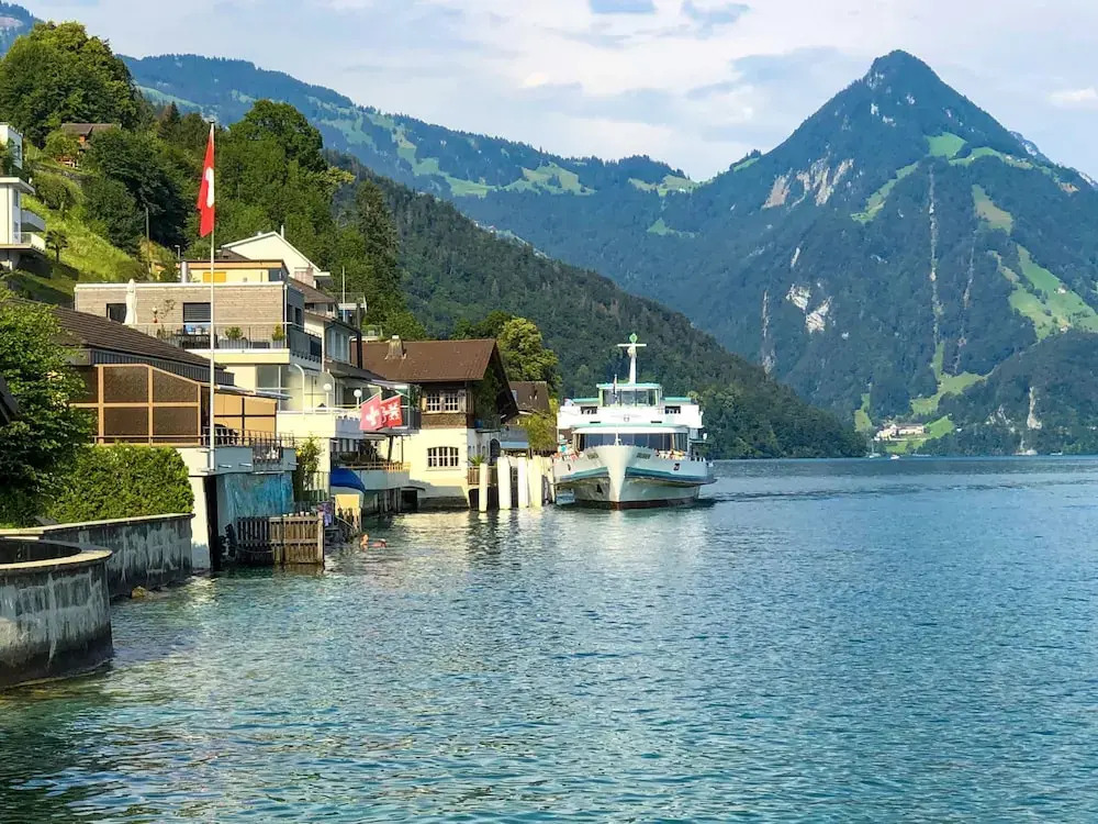 Seestern am See mit Motorboot Ennetb Rgen