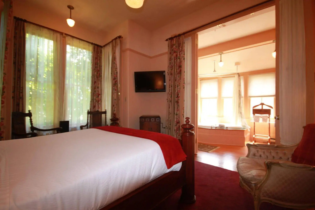Spinnakers Brewpub & Guesthouses