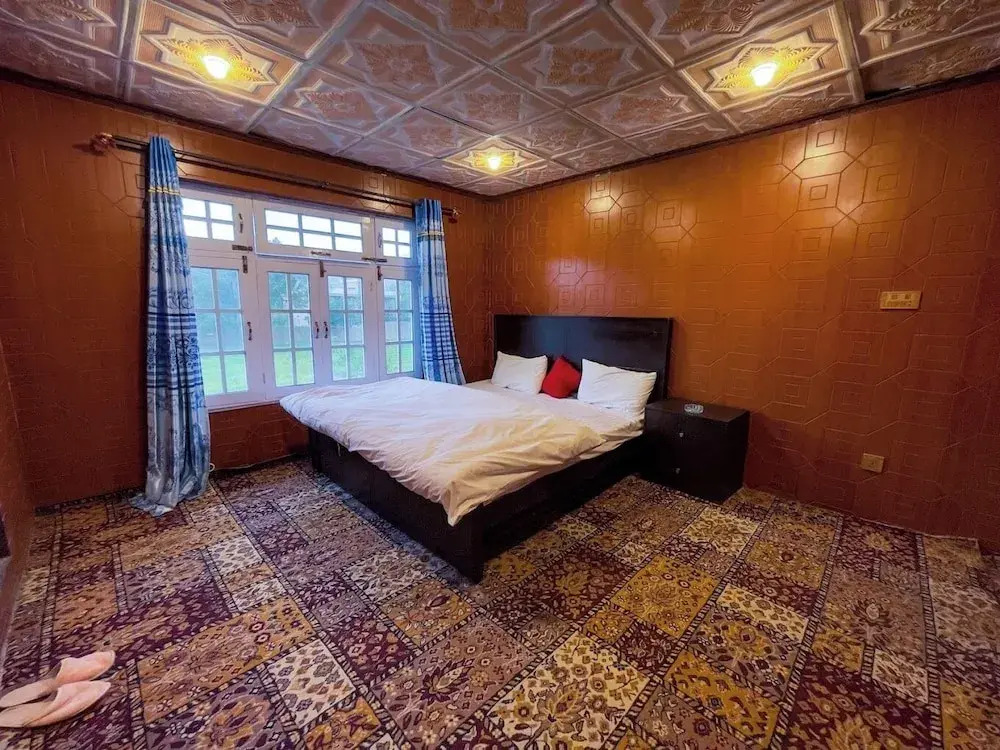 Hill icon Resort & Restaurant