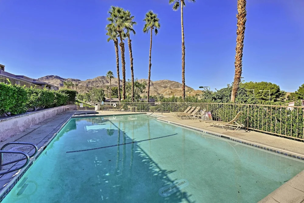 Palm Desert Townhome w/ Mountain Views & Patio