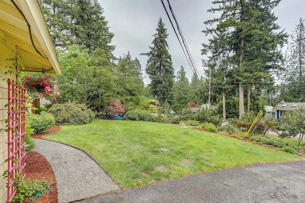 Pet-friendly Sammamish Home w/ Deck ~ 3 Mi to Lake