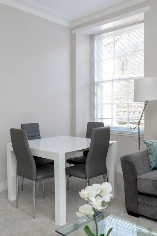Grassmarket Modern Two Bedroom Flat