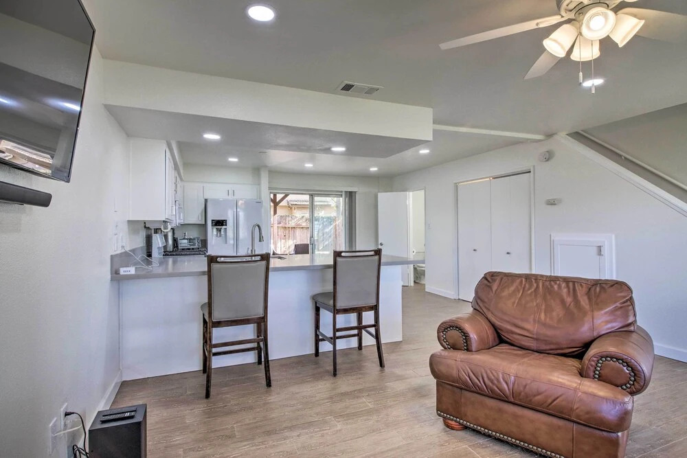 Comfy Bakersfield Townhome - Fire Pit & Patio