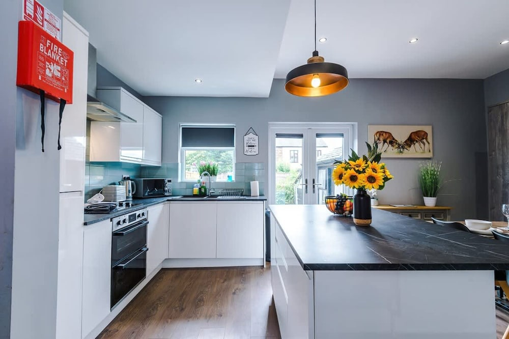 NEW Spacious Home Ideal for Groups Free Parking