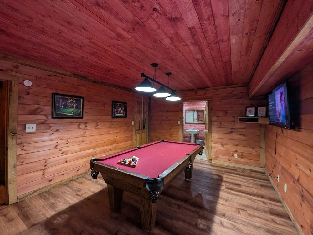 ER23 - Smoky Memories Great Location - Close To Town! 3 Bedroom Cabin by RedAwning