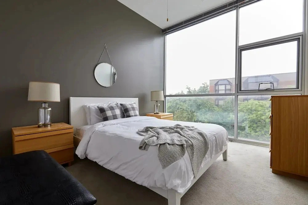 Distinct Lincoln Park Suites by Sonder