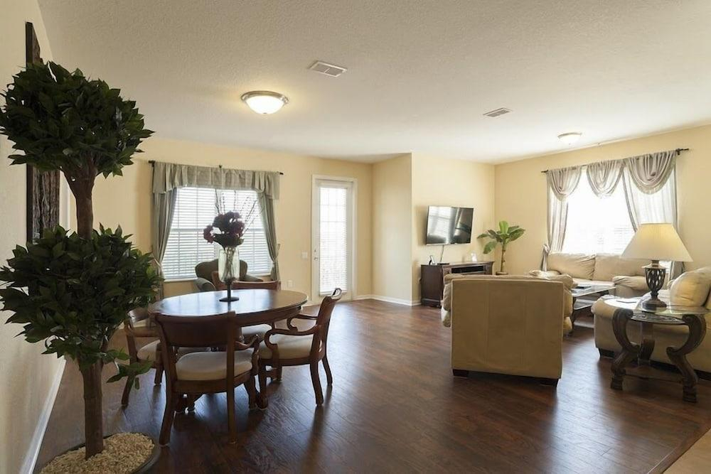 Stunning 3 Bed 2 Bath Condo Located in the Fabulous Vista Cay