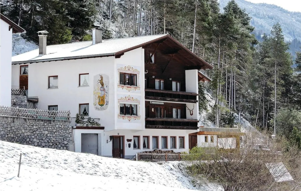 Stunning Apartment in Schnann With 2 Bedrooms and Wifi