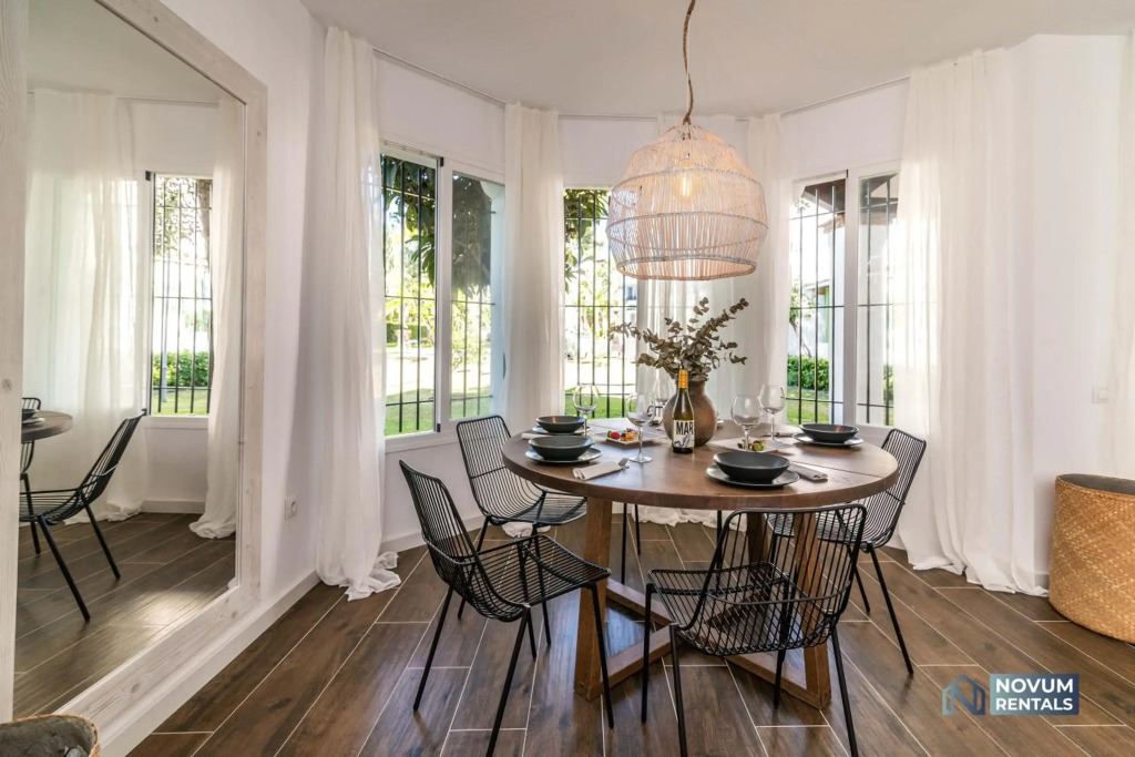TOP RENOVATED 3-BDRM TOWNHOUSES with POOL, BBQ & ROOFTOP TERRACES