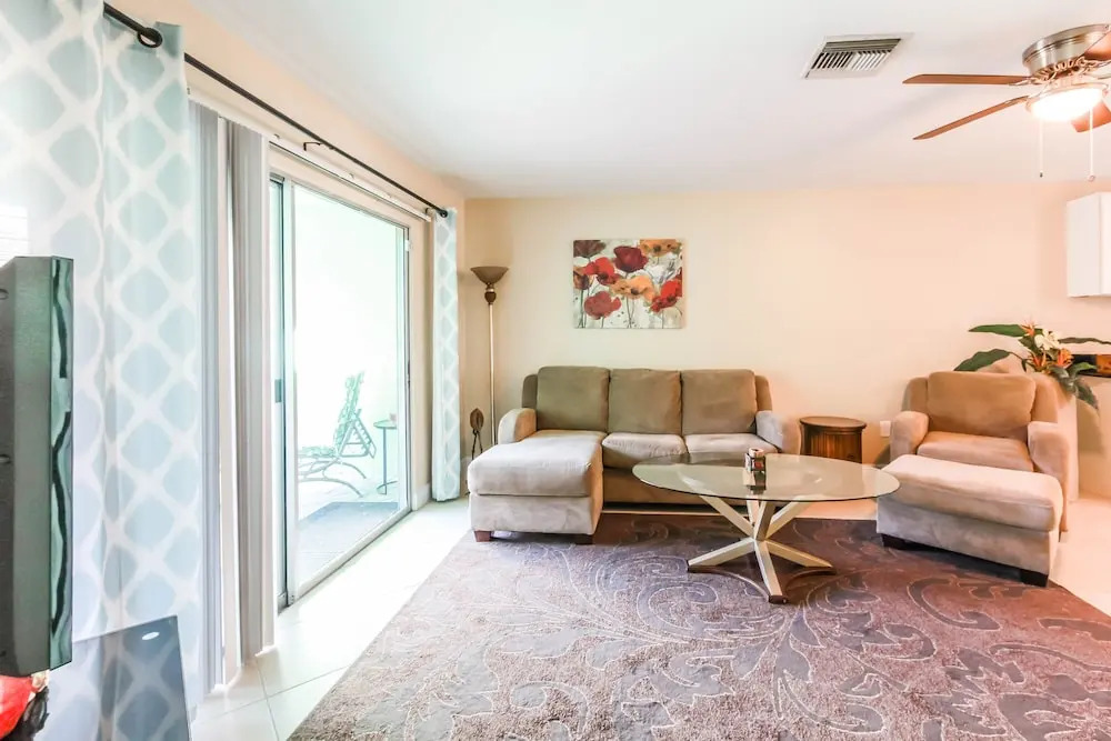 Seatuit Condominiums