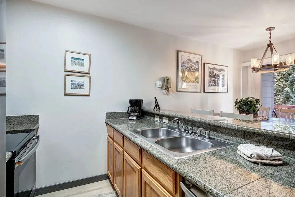 Steps to Mountain & Main St- 1 Bedroom 1 Condo