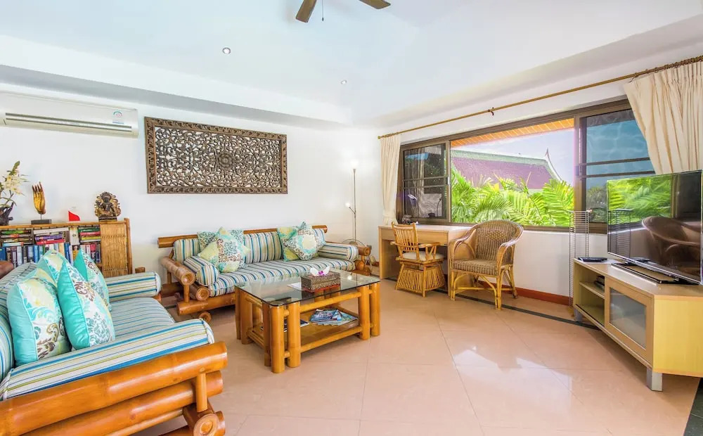 Luxury Four Bed Villa Jasmine, infinity pool, full staff , chef and breakfasts