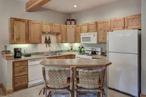 8757 Trappers Crossing Condo