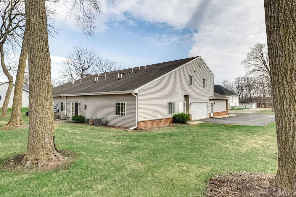 Lake Mills Retreat: 1 Mi to Beaches & Dining!