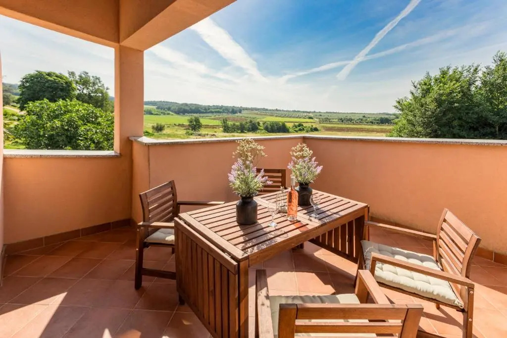BIG Promotion, Villa Serenitas