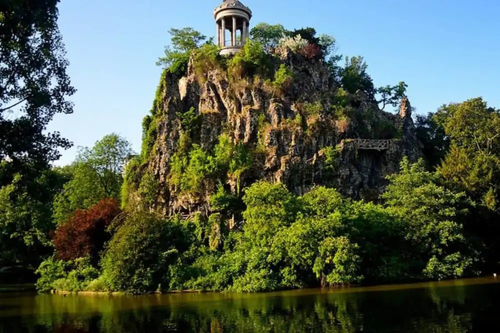 Lovely Mezzanine Apartment Near Buttes Chaumont Park