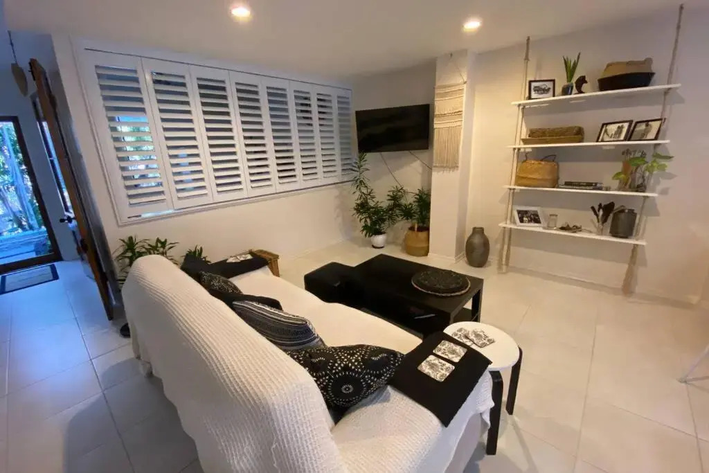 LILY LAMOND TOWNHOUSE, outdoor hammock, 5 min walk to the ocean, in Airlie Beach