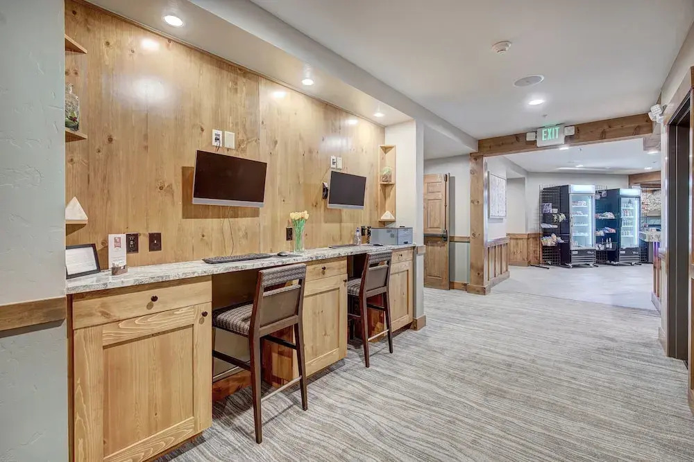 Spacious Upstairs Townhome With Private Garage 2 Bedroom Condo