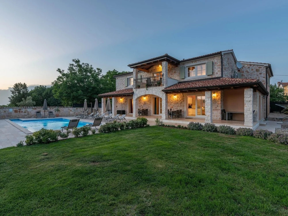 Picturesque Villa in Verteneglio With Pool
