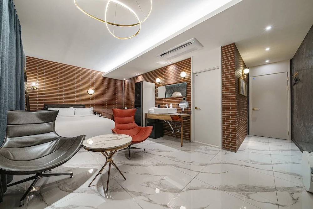 Brown-Dot Hotel Geomdan